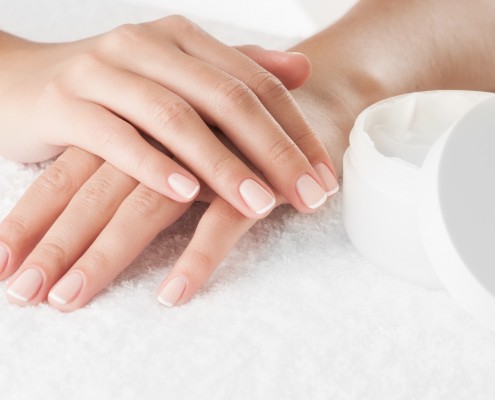 DM_Woman applying cream_78902344
