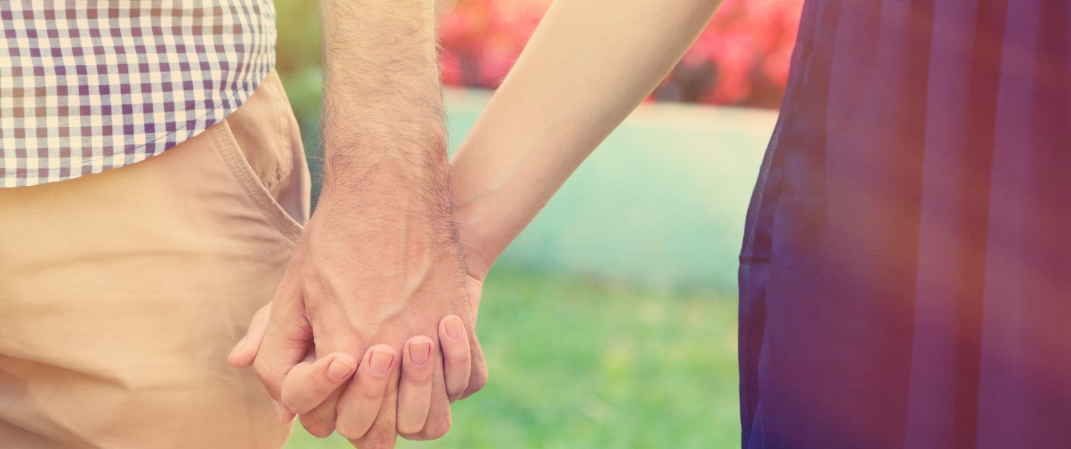 DM_Young couple holding hands_71764913