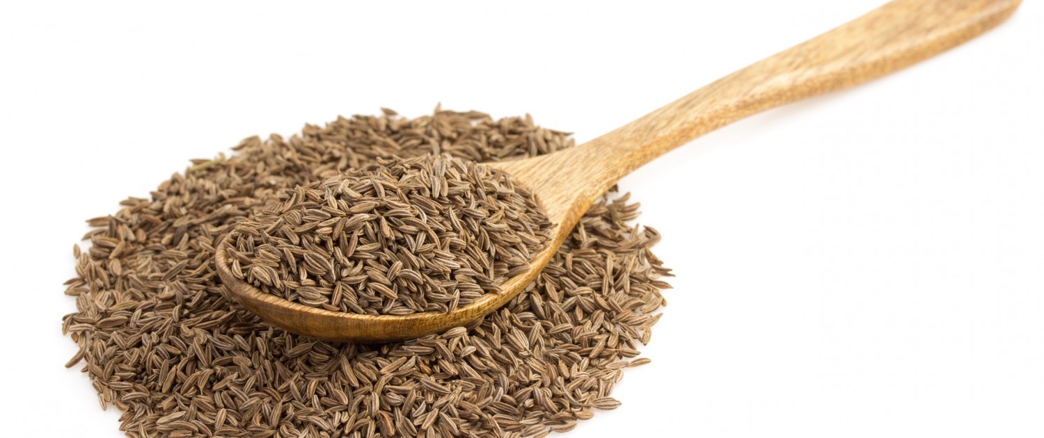 DMcumin seeds in spoon on white_66999516