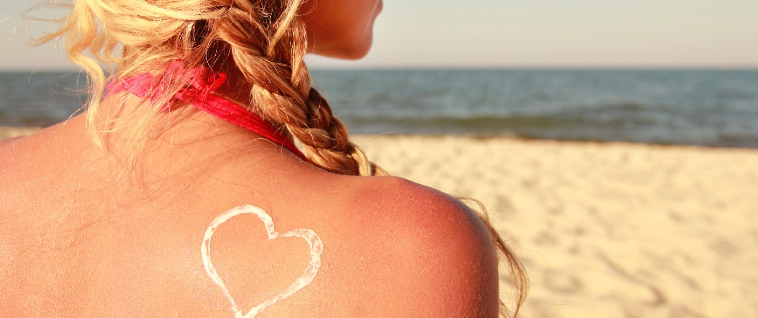 DMheart of the cream on the female back on the beach_64652012