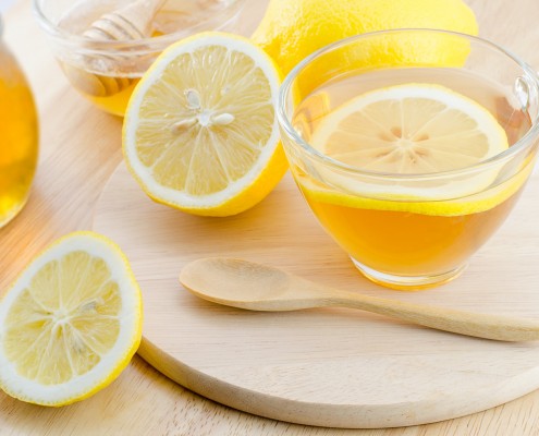 BM_Honey lemon tea on wooden table_83208609