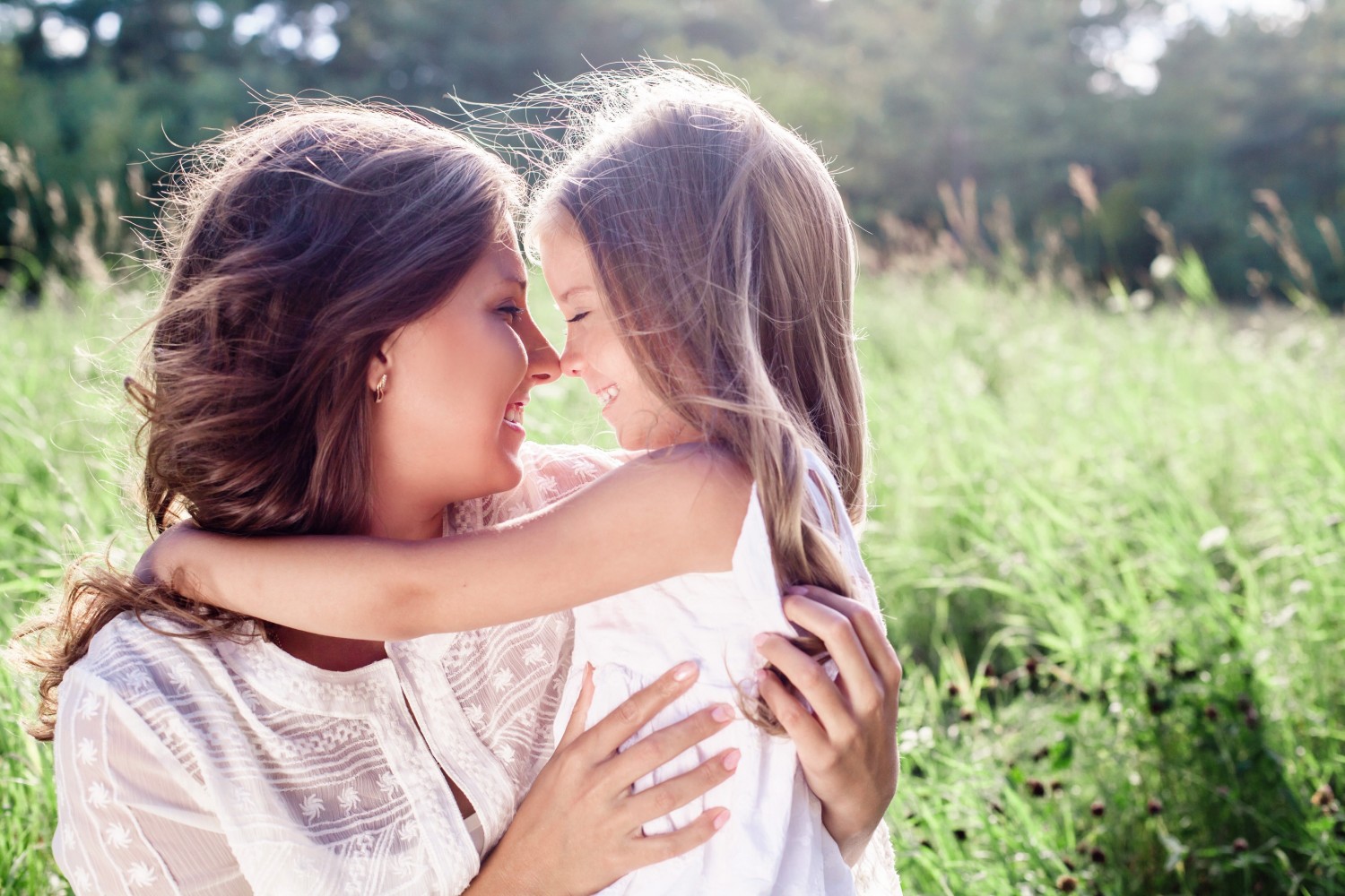 BM_Happy Family outdoor. Mother and daughter_90643748