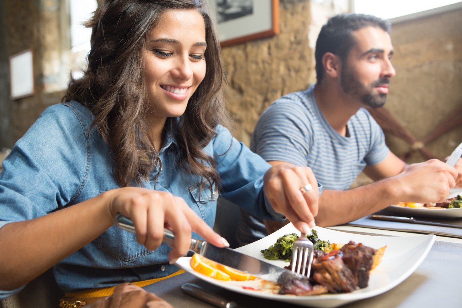 BM_Couple having lunch_72210010