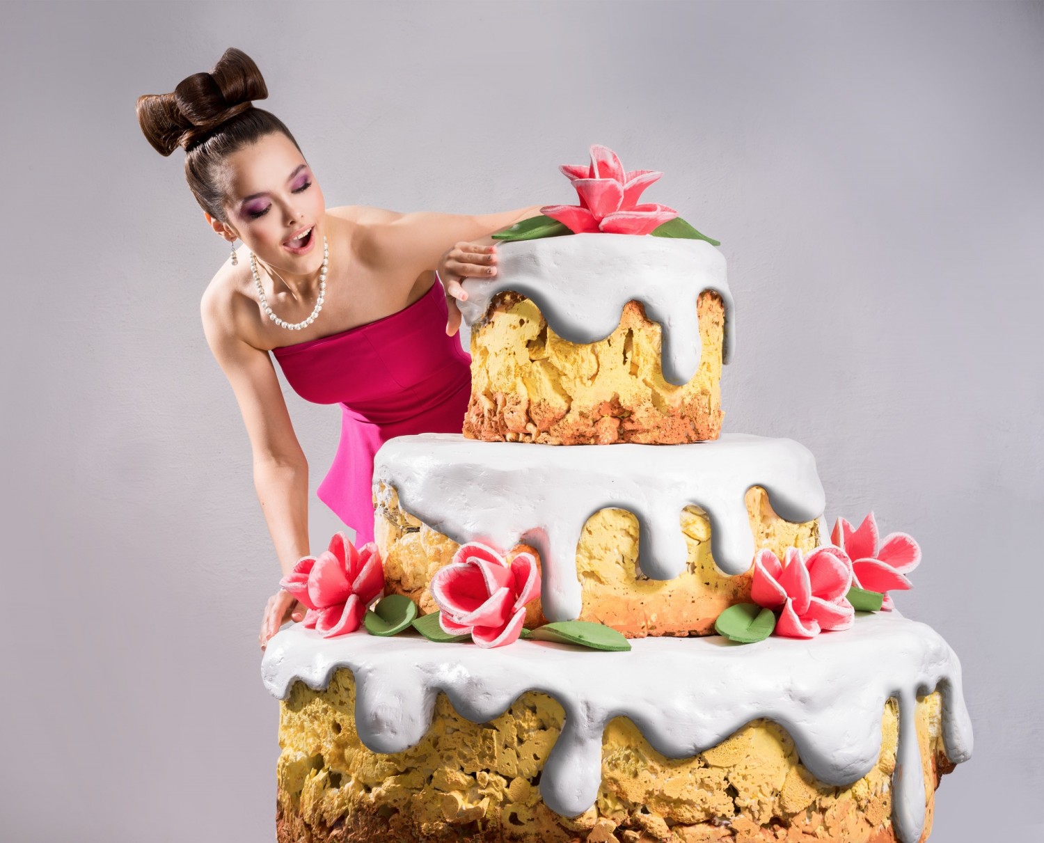 BM_Fancy girl near a huge cake_84159577