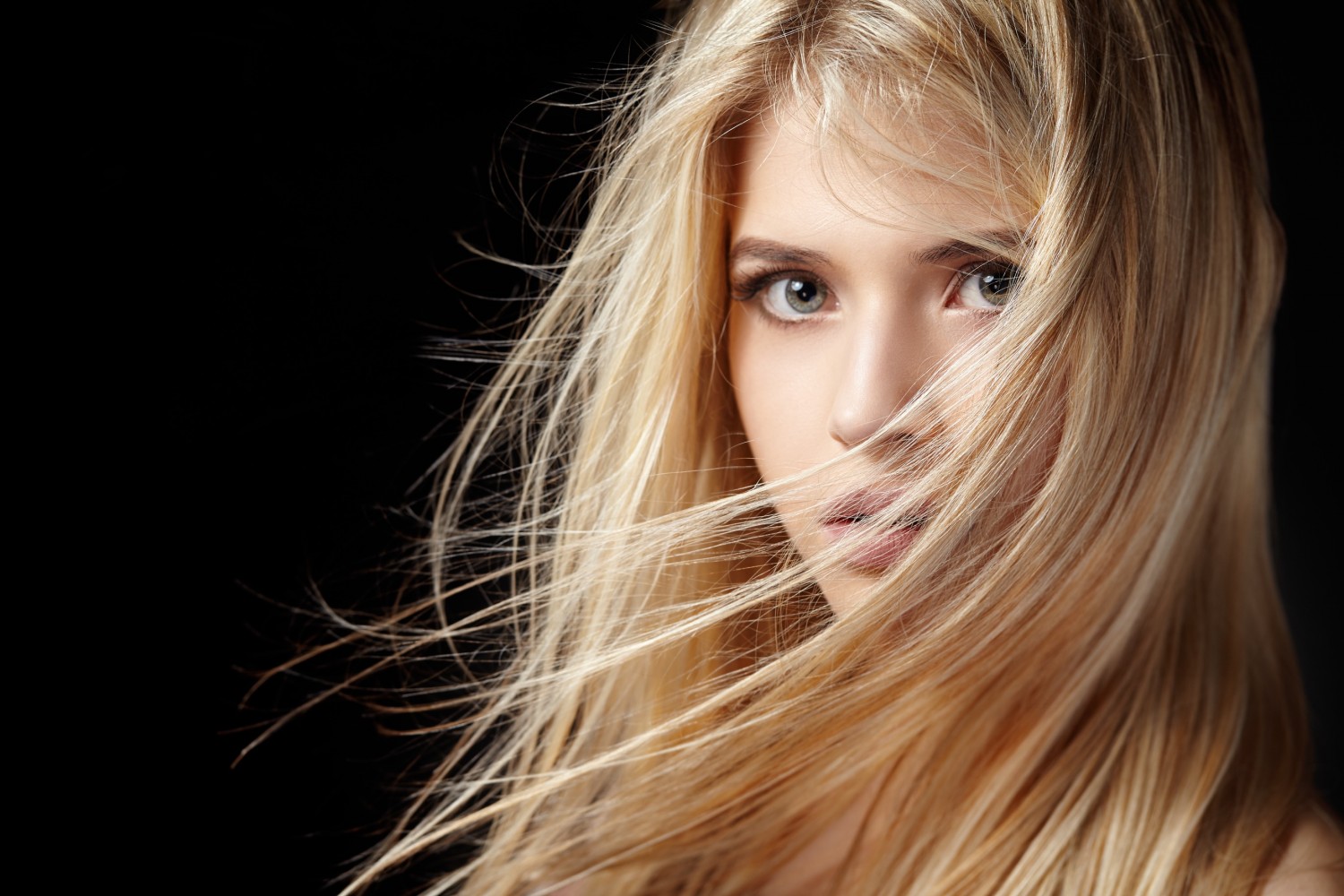 BM_Portrait of beautiful blonde woman with flying hair_95496046