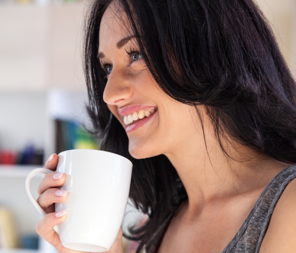BM_Middle age woman joying in coffee_75793367