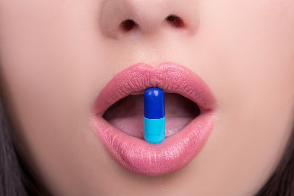 BM_Woman mouth with pill_85755905