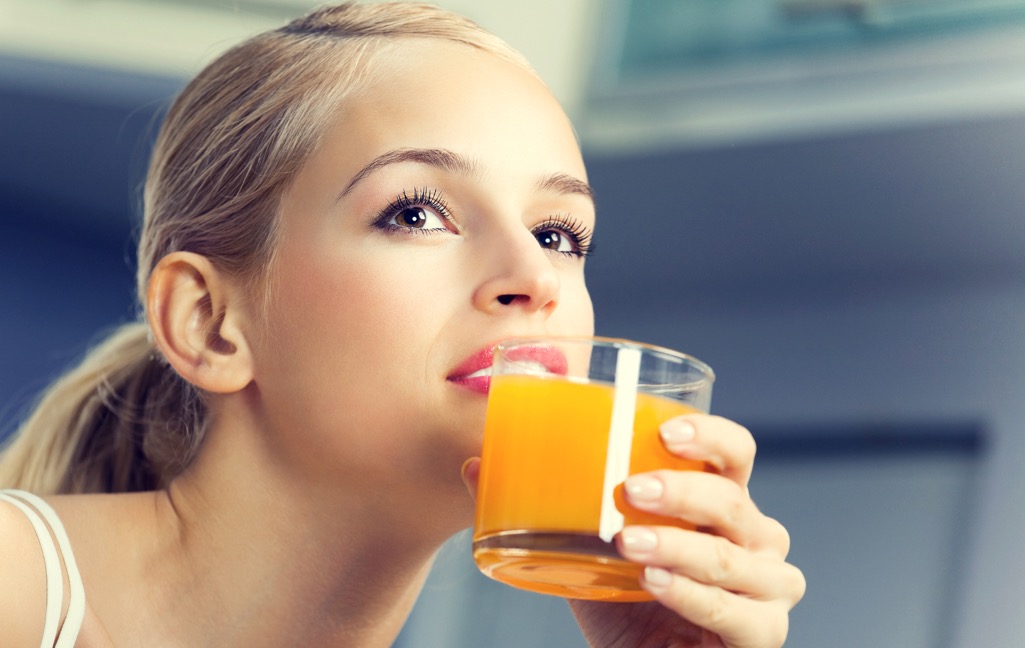 BM_woman drinking orange juice_90275748