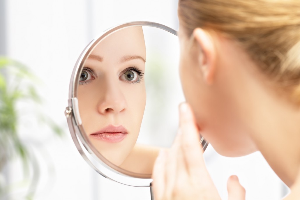 BM_young beautiful healthy woman and reflection in the mirror_60687113