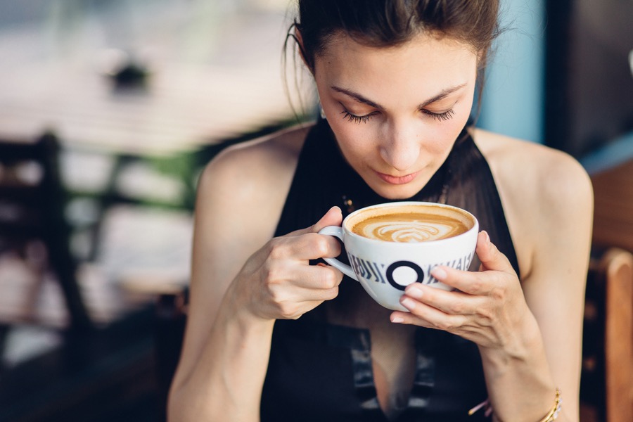 BM_Pretty woman drinking coffee_84828966