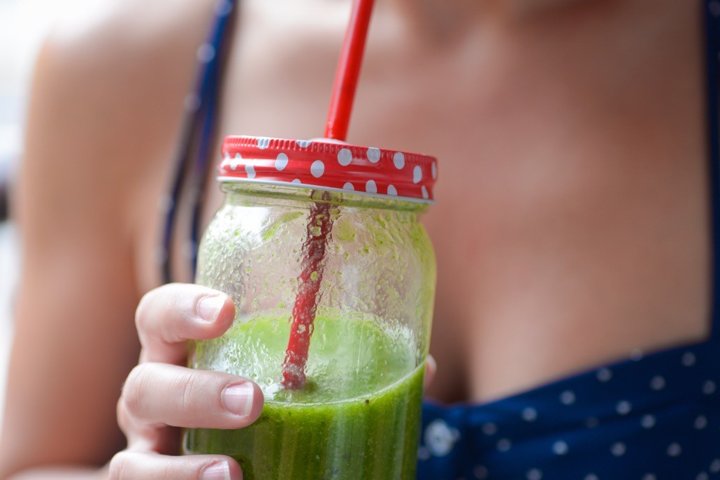 BM_Women drinking green juice_93533934