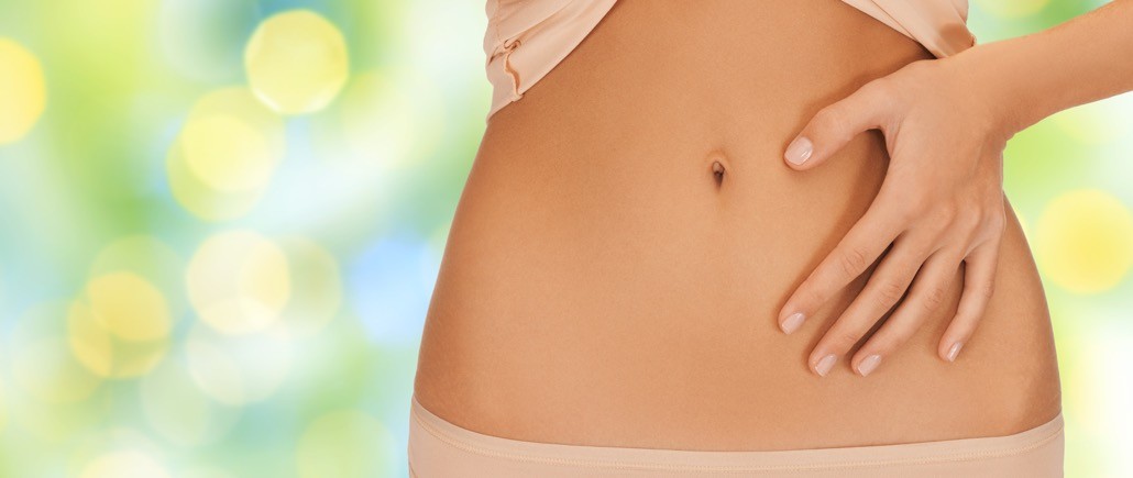 BM_close up of woman pointing finger to bare belly_84900401