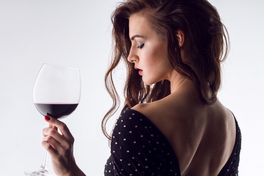 BM_Beautiful young woman with wine glass_88858046
