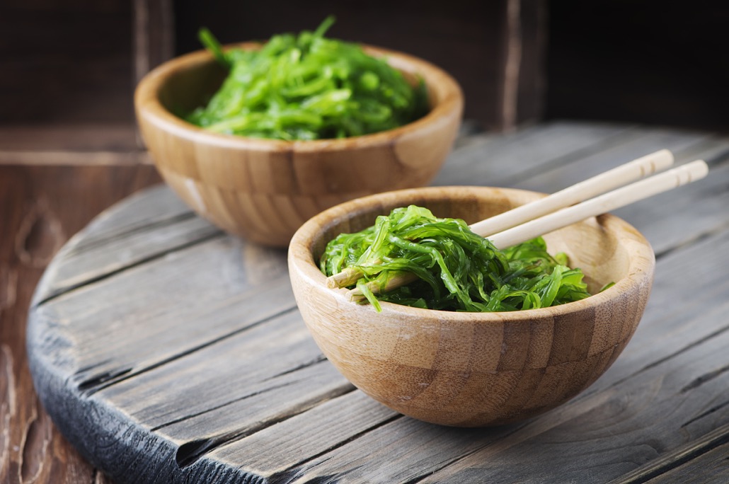 BM_Traditional Japanese salad chuka on the wooden table_105911155