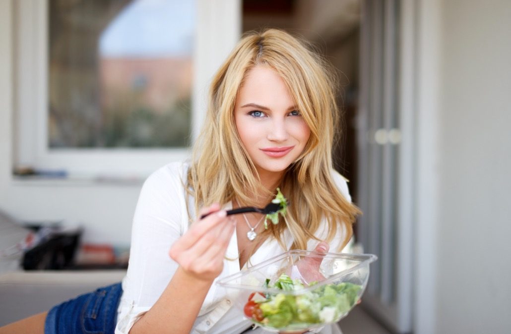 BM_Blonde woman eating salad outdoor_83168566