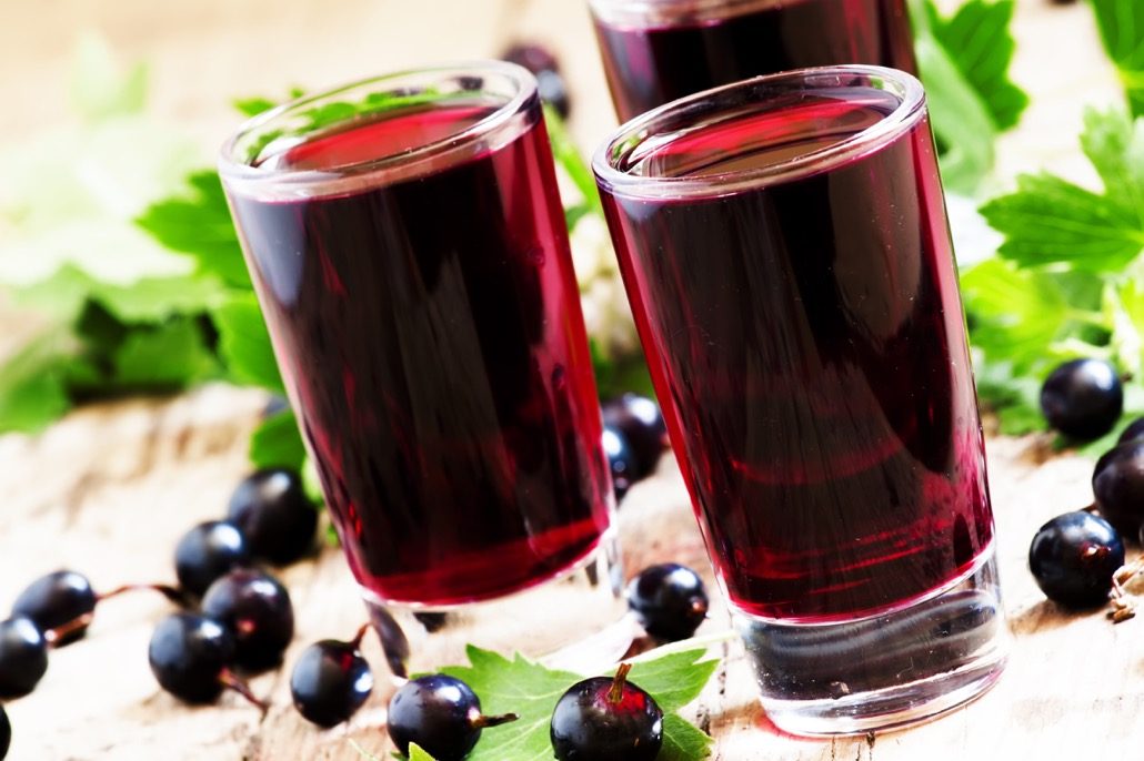 BM_Fresh black currant juice with berries in glasses on an old wood_85675862