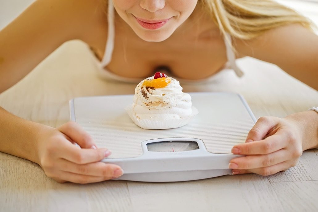 BM_beautiful woman, eat, scale_107760810