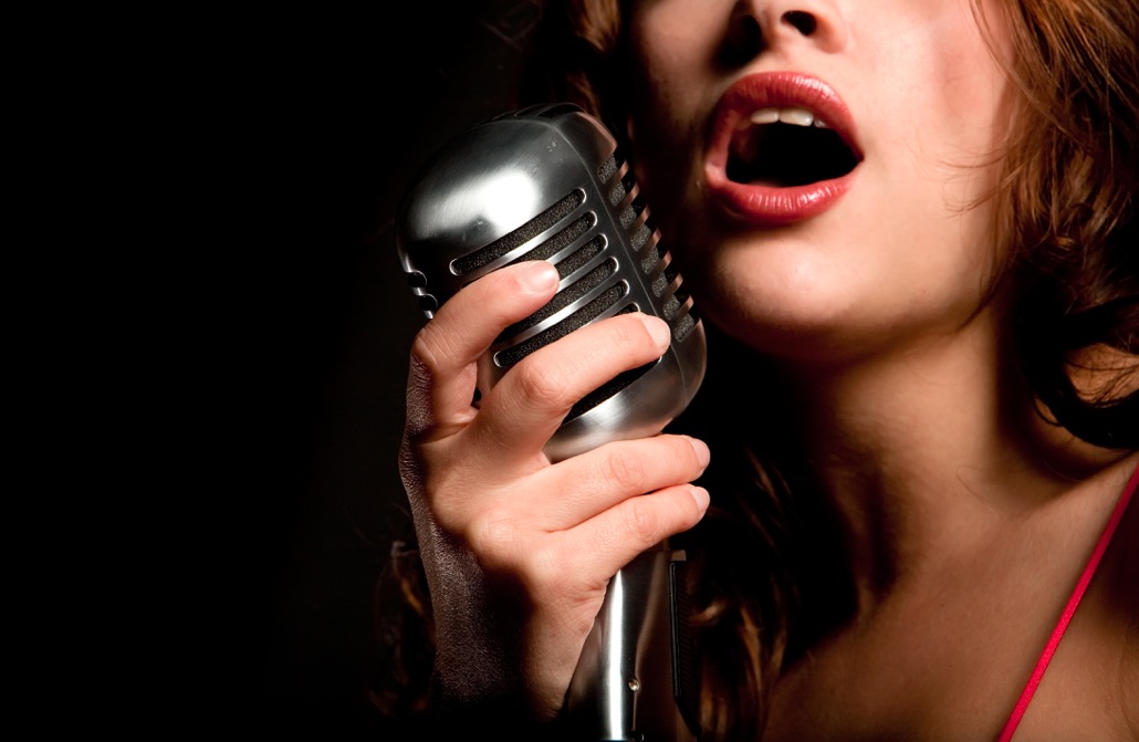 BM_Beautiful singer singing with microphone_20726067