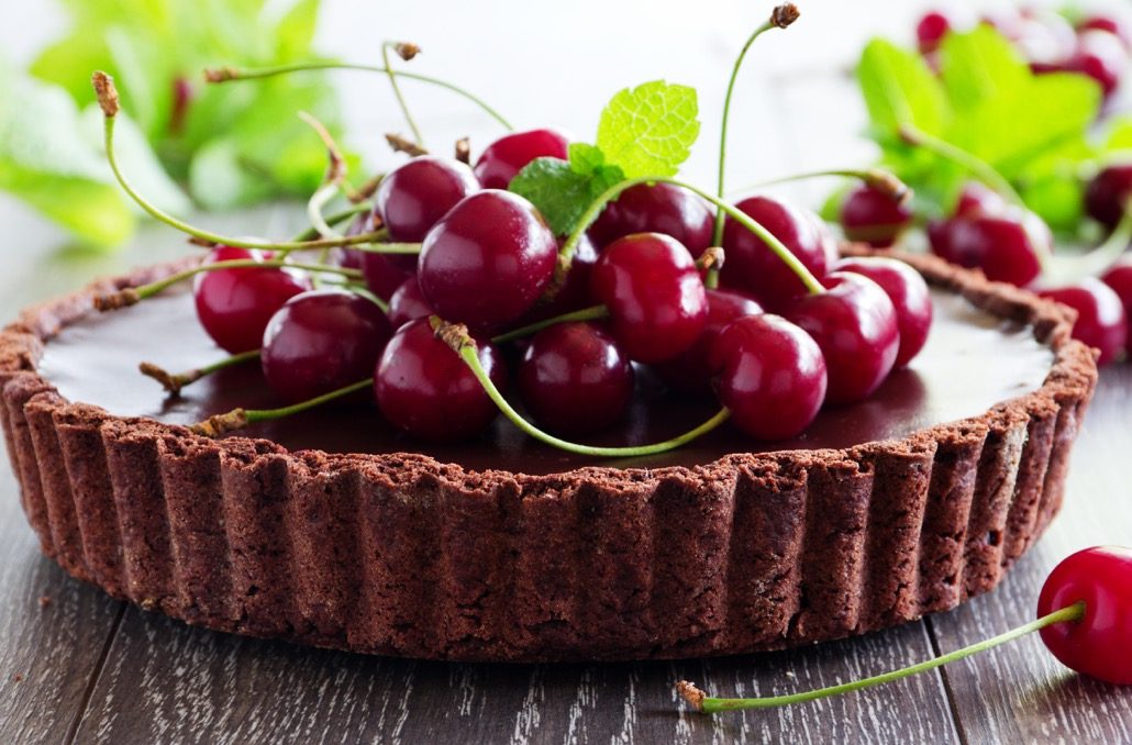 BM_Chocolate tart with fresh cherry_91129261