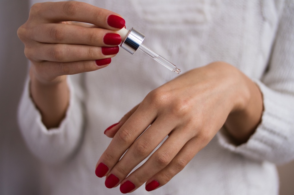 bm_hands-to-apply-the-serum_79388541