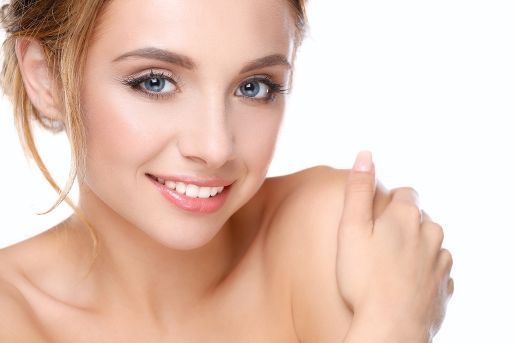 bm_portrait-of-beautiful-woman-on-white-background_96877698