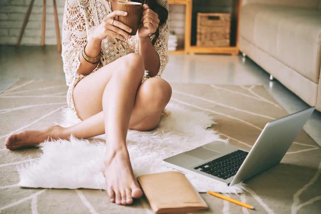 bm_woman-enjoying-mug-of-coffee-when-sitting-on-floor_116795776