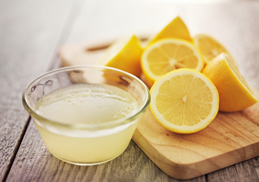 bm_freshly-squeezed-lemon-juice-in-small-bowl_68922184