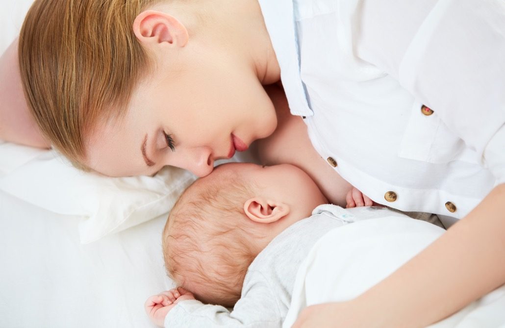 bm_sleeping-together-and-breastfeeding-mother-and-newborn-baby_101155355