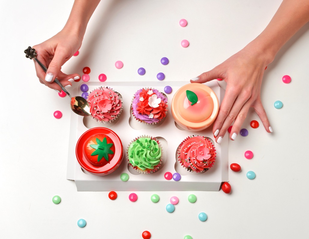 bm_beautiful-woman-hands-with-french-manicure-and-sweet-candy-cakes_110814253