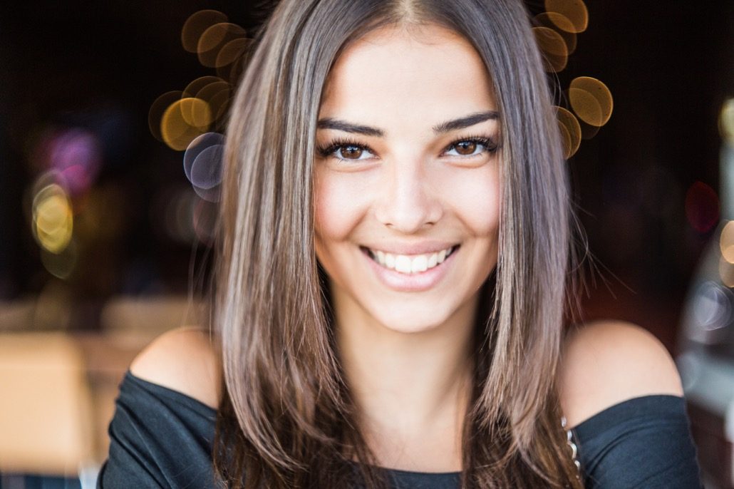 bm_close-up-portrait-of-beautiful-young-woman_97659082