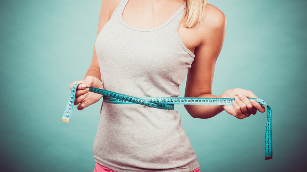 bm_fitness-girl-measuring-her-waistline_91959650
