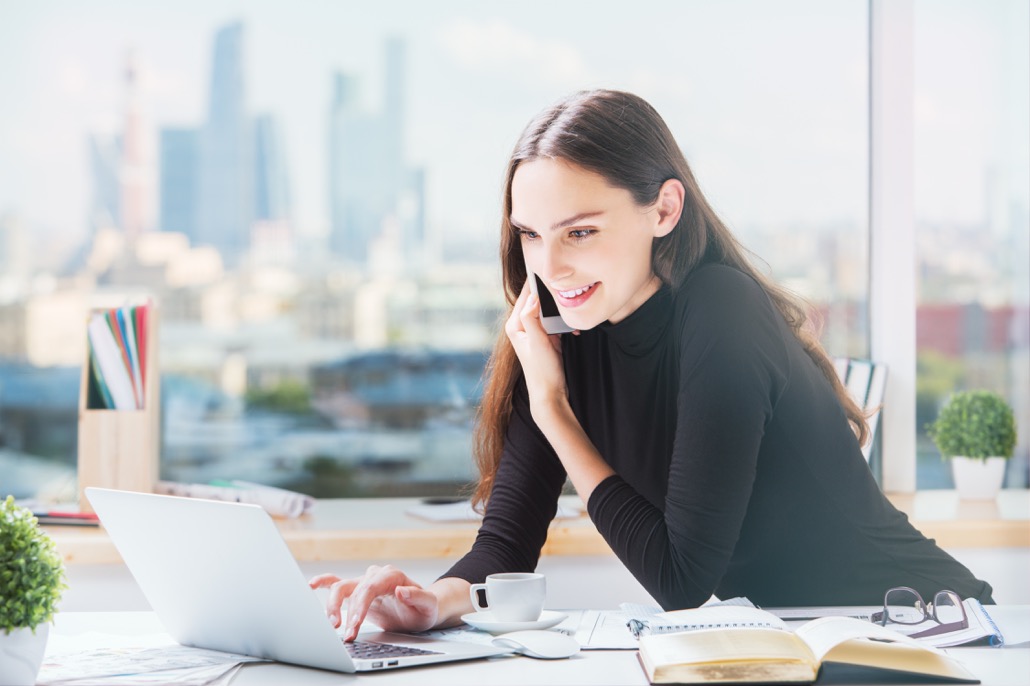 bm_happy-businesswoman-working-in-office_119948086