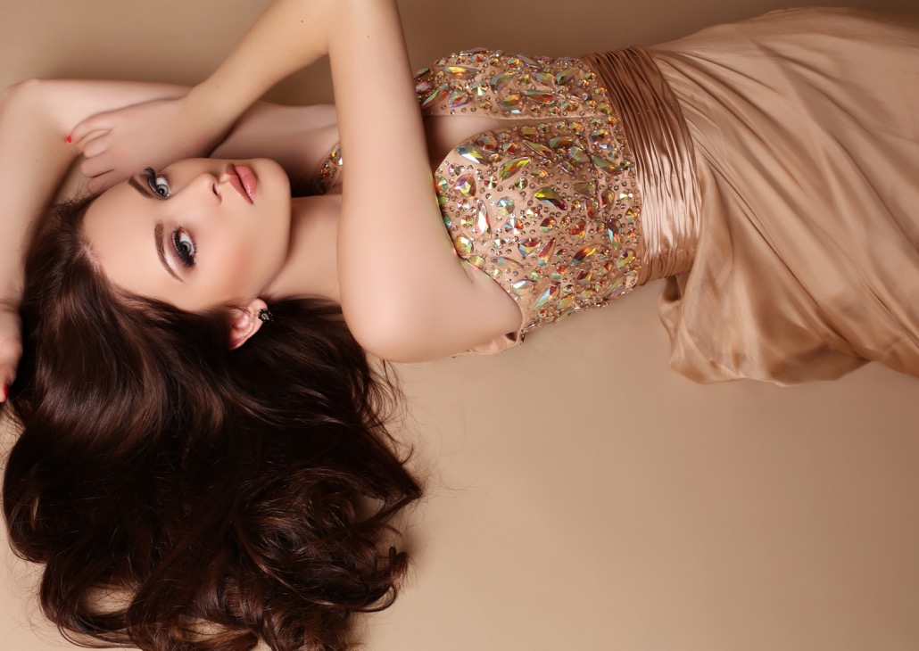 bm_gorgeous-young-woman-with-dark-hair-and-evening-makeup-wears-luxurious-dress_105686046