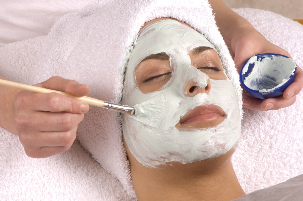bm_spa-esthetician-applying-facial-masque_2306845