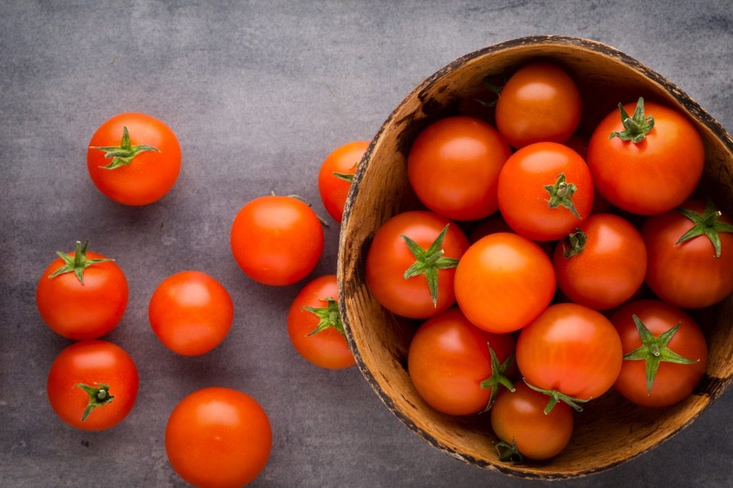 bm_tomato-on-the-gray-background_105594055