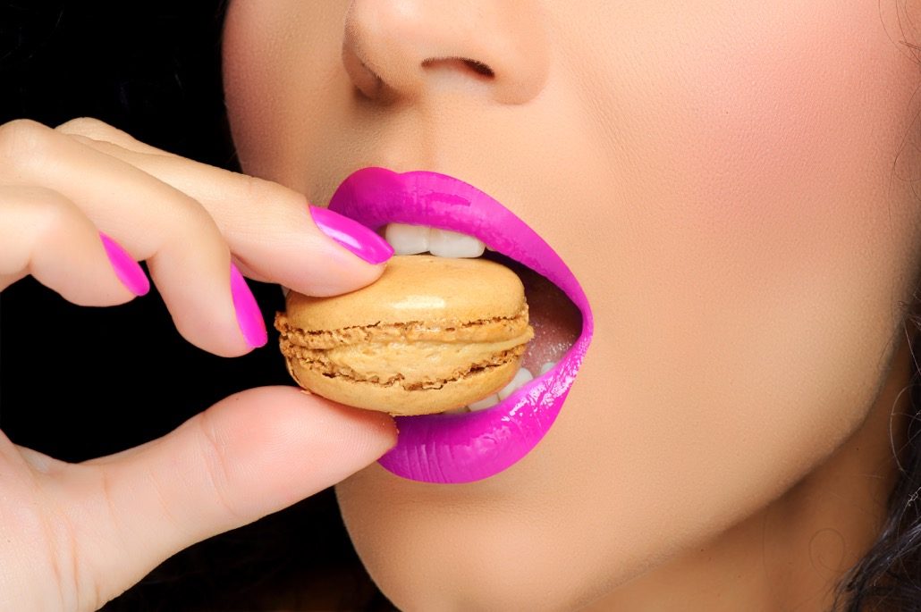 bm_beautiful-caucasian-woman-eating_72726560