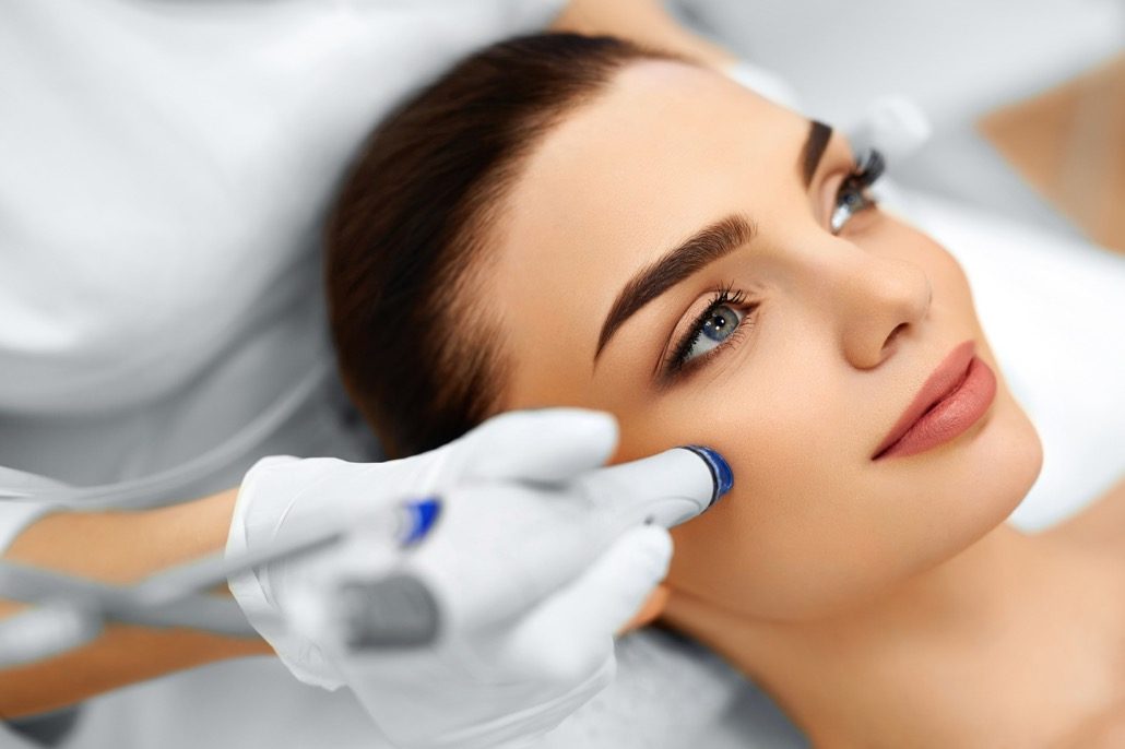 bm_face-skin-care-close-up-of-woman-getting-facial-hydro-microdermabrasion-peeling-treatment_97119536