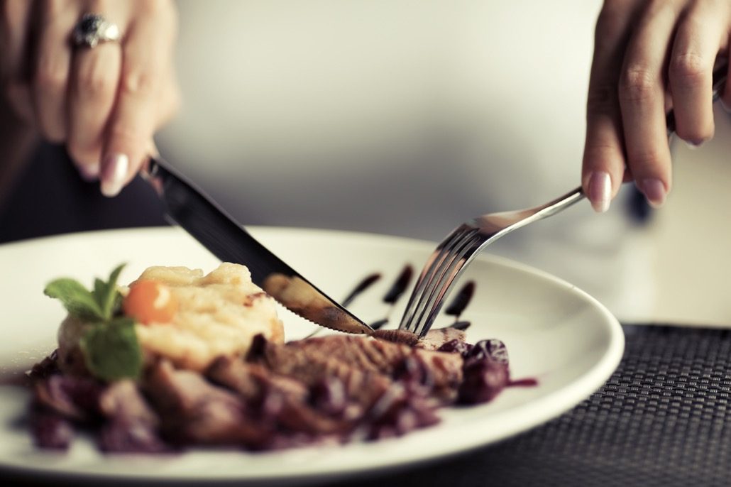 bm_female-hands-with-a-dinner-at-restaurant_68819191
