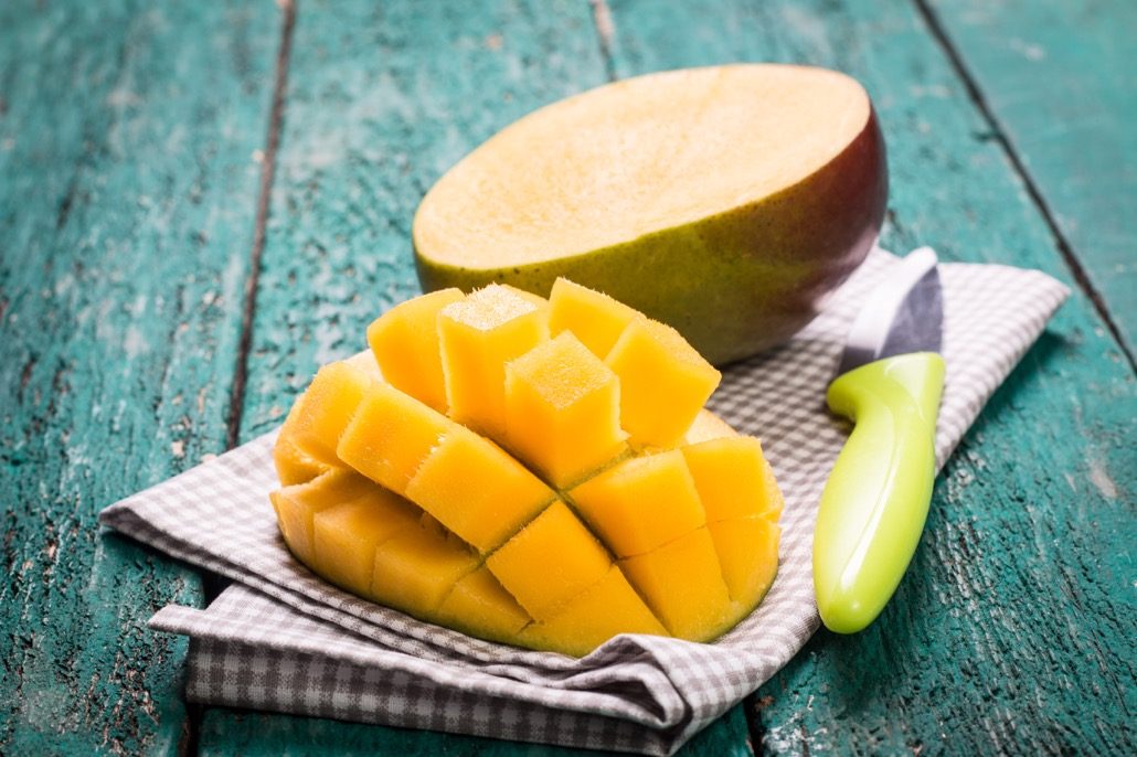 bm_fresh-rip-mango-on-a-wooden-background-healthy-food_102409849