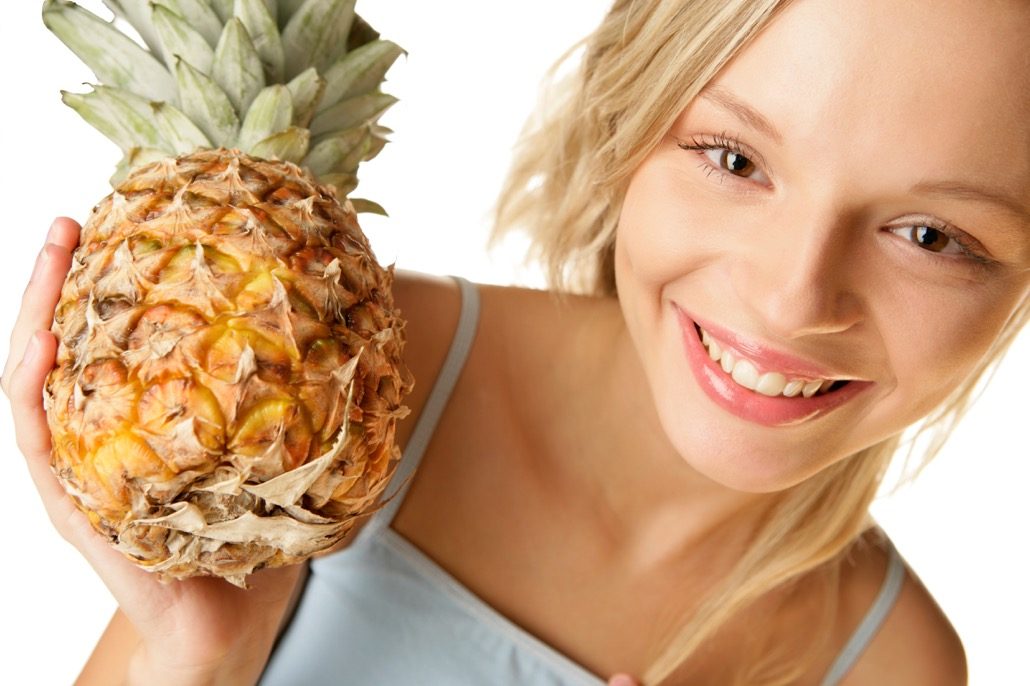 bm_portrait-of-young-woman-holding-pineapple_15237731