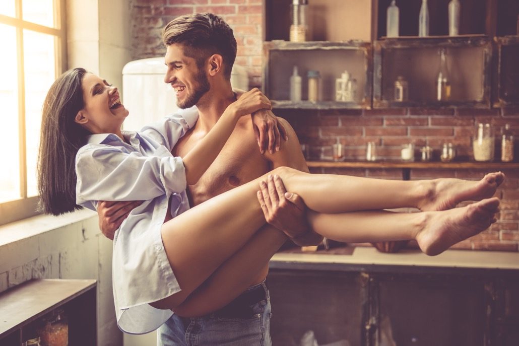 bm_sexy-young-couple-in-kitchen_124181662