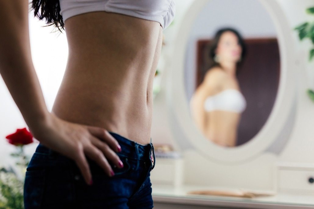 bm_woman-posing-in-front-of-the-mirror_85392904