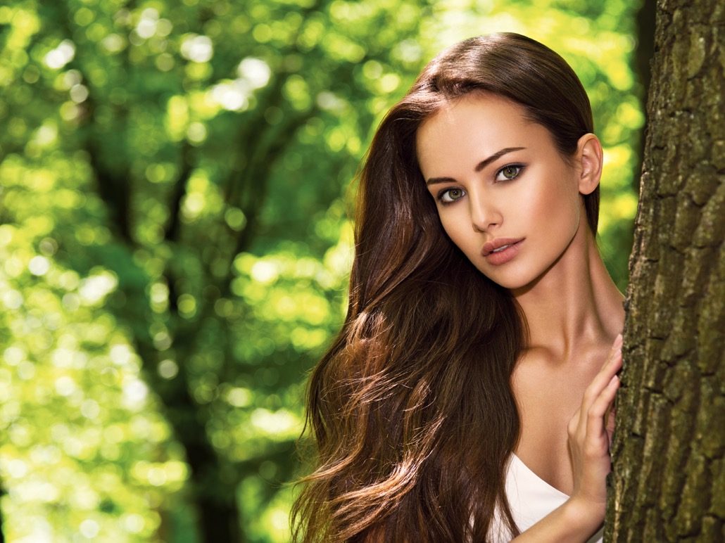 bm_portrait-of-the-young-beautiful-woman-with-long-hairs-outdoors_105178699