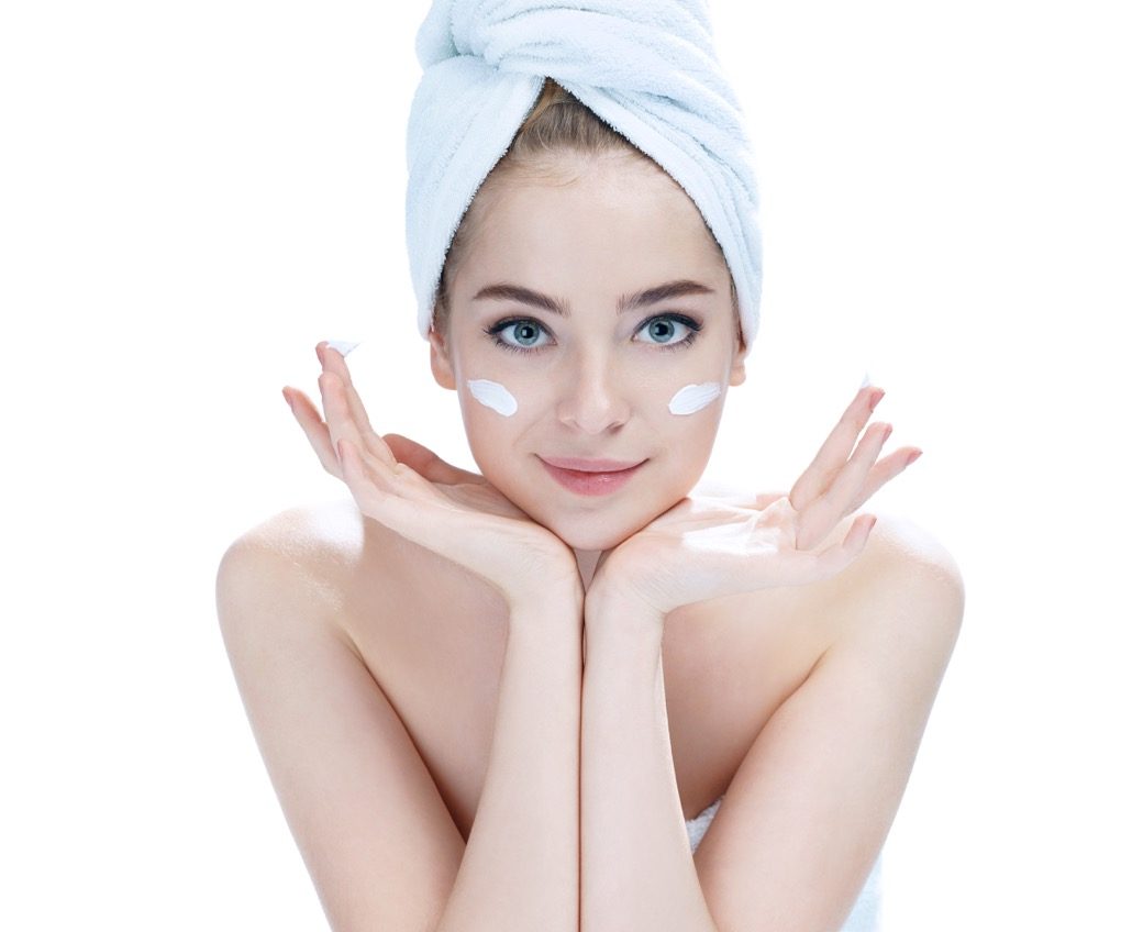 bm_beautiful-young-lady-applying-moisturizing-creme-skin-care-concept_104303451