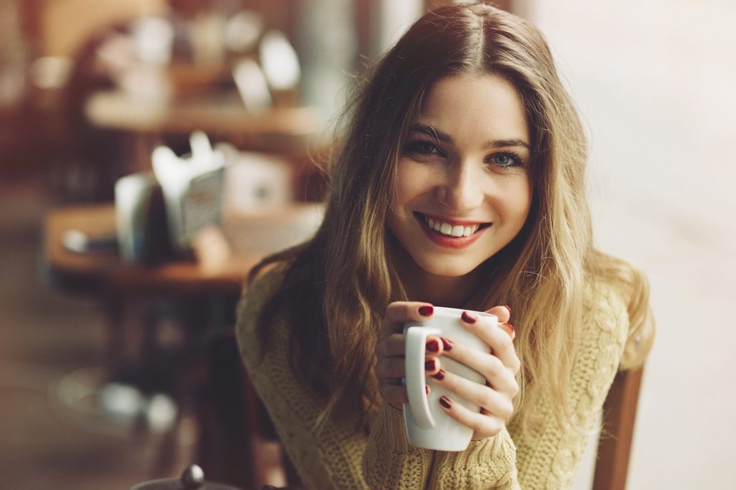 BM_Charming girl drinking cappuccino and eating cheesecake_99966080