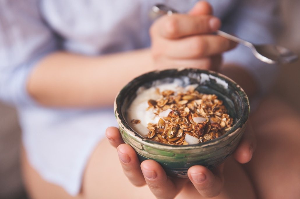 BM_Young woman with muesli bowl_108012533