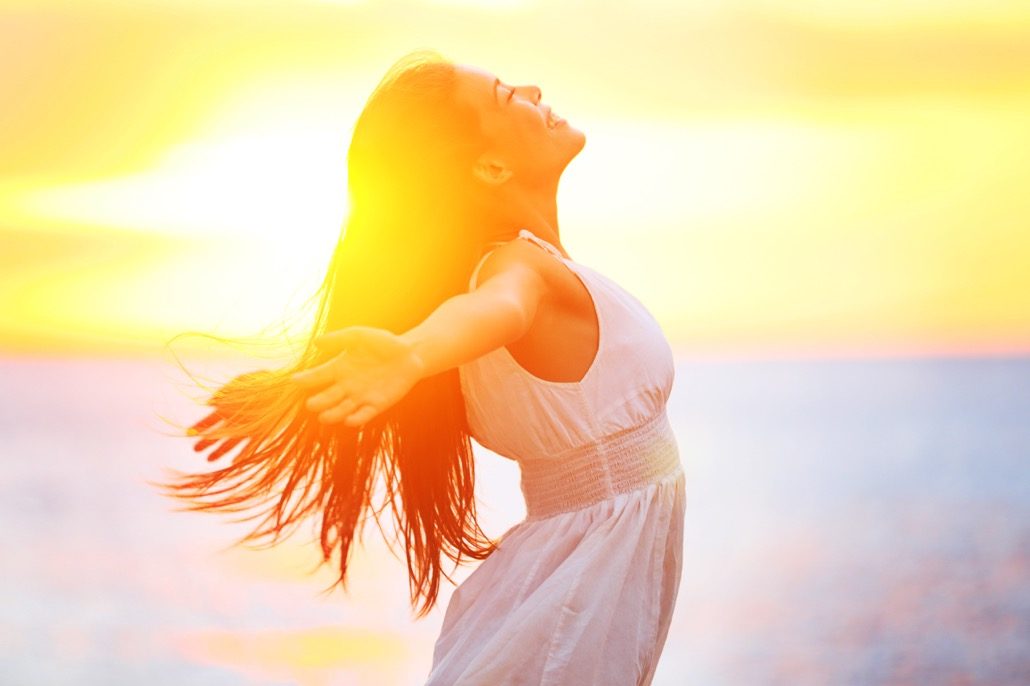 BM_Enjoyment - free happy woman enjoying sunset_50007058