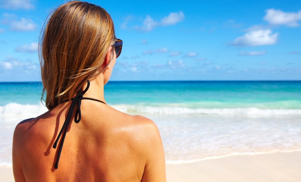 BM_Back of Woman in bikini on the beach_73702408