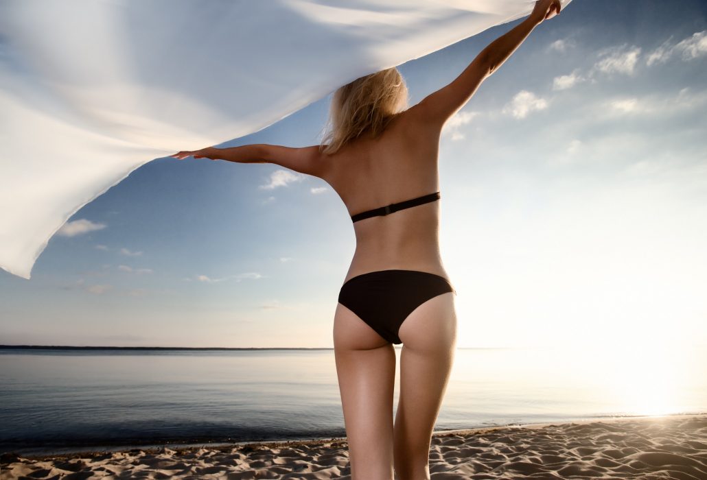 BM_young gorgeous caucasian blonde model posing at sunset-02H82341